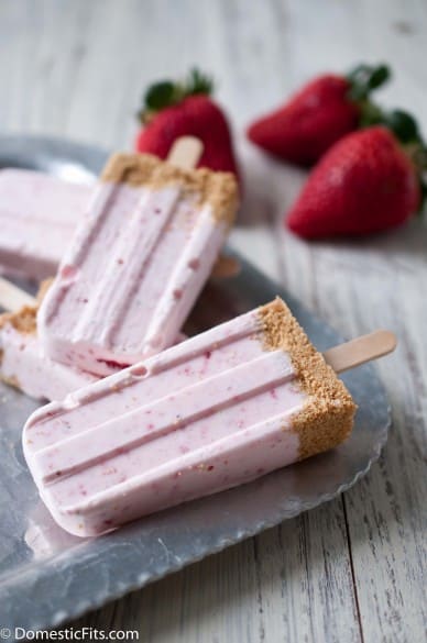Strawberry-Cheesecake-Popsicles-5-388x585