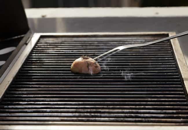 Clean_A_Grill_With_An_Onion