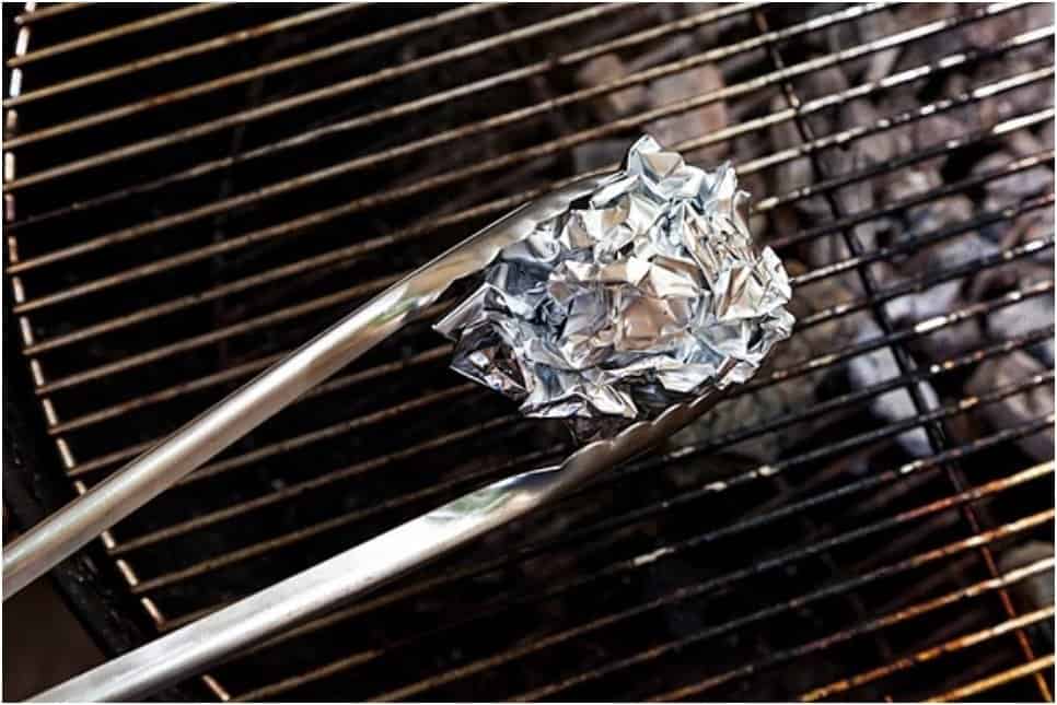 Use-aluminum-foil-to-clean-your-grill-without-chemicals