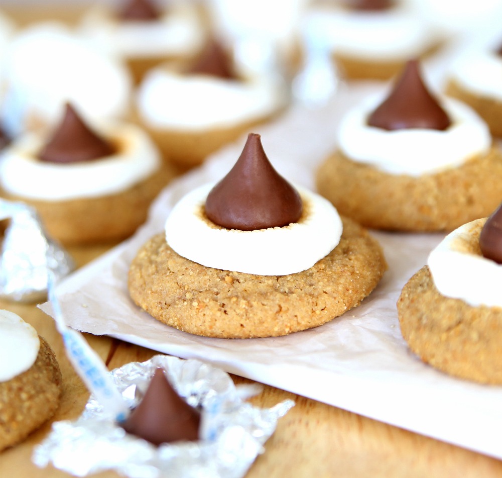 S'mores Hershey Kiss Blossom Cookies - Turn your favorite summer treat into a delicious cookie!