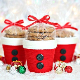 Make these adorable Santa Treat Cups with yarn and a few other craft supplies for a fun and easy Christmas gift.