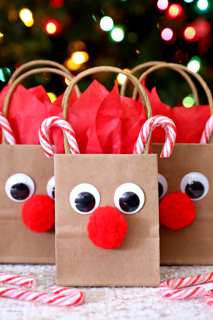 Need a gift bag for your holiday gifts? Make these adorable Reindeer Gift bags in a matter of minutes with this fun and simple tutorial.