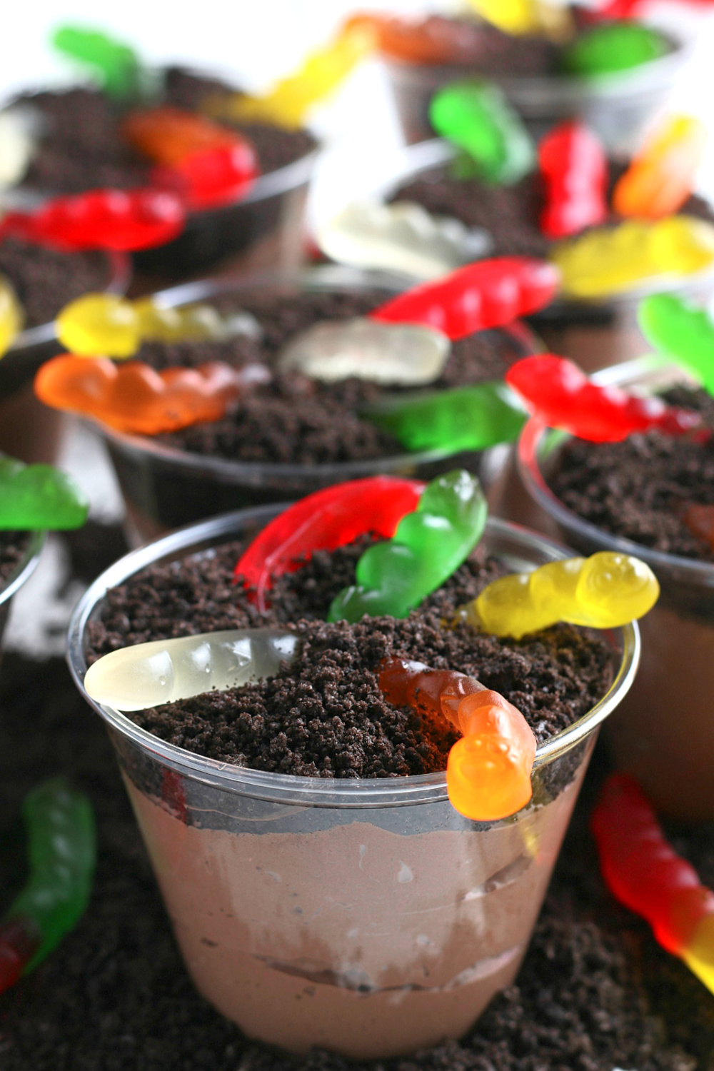 Easy Oreo Dirt Cups with pudding, Oreo cookies, and Gummy Worms